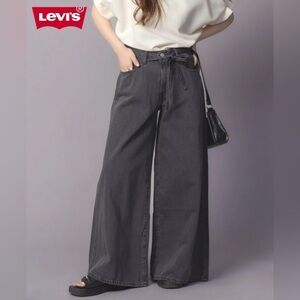 Levi’s XL SUPERWIDE MID RISE JEANS 
Women’s Size 31x30 NWT